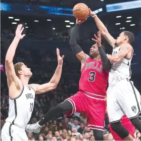  ?? AP FOTO ?? CLOSE CALL. Dwyane Wade and the Chicago Bulls are now tied with the Miami Heat for the No. 8 spot with only two games left.