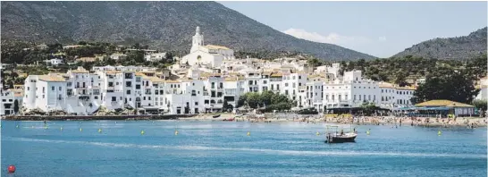  ??  ?? Una panorámica de la costa de Cadaqués, que durante años ha atraído a pintores y artistas de todo el mundo.