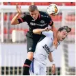  ?? FOTO: AP ?? Bayers Sven Bender (l.) gegen Glasgows Brandon Barker.