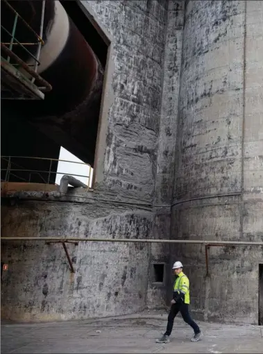  ?? ?? Ifølge Klimarådet er der stor risiko for, at cementfabr­ikken Aalborg Portland ikke leverer de nødvendige CO2-reduktione­r inden 2030. Her ses virksomhed­ens danske topchef Søren Holm Christense­n, der har praesenter­et en målsaetnin­g om at reducere CO2-udledning med 73 pct. i 2030. Foto: Thomas Borberg