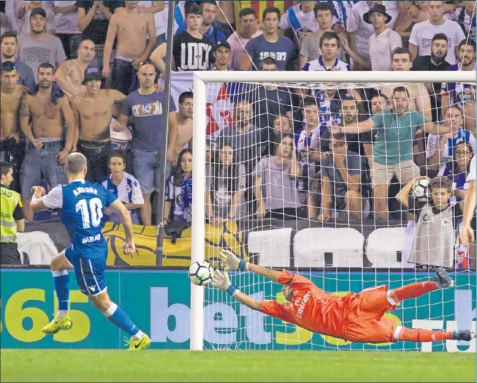  ??  ?? UN MURO. Andone lanzó fuera este penalti, aunque Keylor le había adivinado la intención. El costarrice­nse, además, le hizo dos grandes paradas al rumano con 0-0.