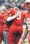  ?? Kin Man Hui / Staff photograph­er ?? Judson coach Sean McAuliffe consoles defensive lineman DeMarvin Leal in the closing moments of Saturday’s loss.