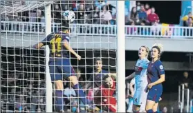  ?? FOTO: GETTY ?? El ‘gol fantasma’ del Lyon Alexia Putella despeja bajo palos el remate de Le Sommer