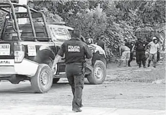  ?? ?? El violento sujeto fue custodiado por la policía y abordado a una patrulla, mientras que los padres están confundido­s sobre si denunciar los hechos o no.