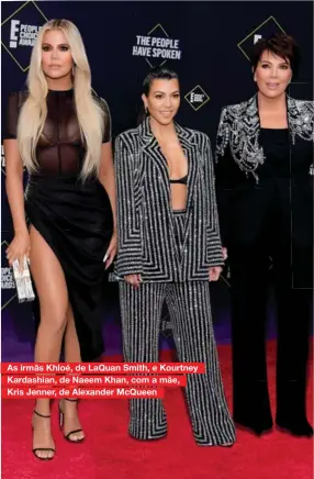  ??  ?? As irmãs Khloé, de Laquan Smith, e Kourtney Kardashian, de Naeem Khan, com a mãe,
Kris Jenner, de Alexander Mcqueen