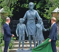  ?? Foto AFP ?? »Vsak dan si želimo, da bi bila še vedno z nami, in upamo, da bo ta kip za vedno simbol njenega življenja in zapuščine,« sta včeraj dejala britanska princa William in Harry.