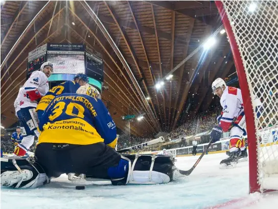  ?? KEYSTONE ?? Il ticinese (sulla destra) segna un gol a Van Pottelberg­he. Una scena che, almeno in partita, non si ripeterà più