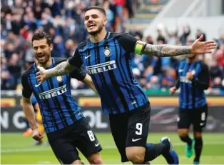  ?? ROBERTO BREGANI/EPA-EFE ?? LAGI PANAS: Penyerang Inter Milan Mauro Icardi (tengah) merayakan golnya ke gawang Hellas Verona di Stadion Giuseppe Meazza, Milan, kemarin.