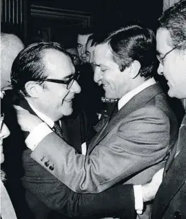  ?? PEREZ DE ROZAS ?? Don Horacio saludant a Pelayo el president Adolfo Suárez
