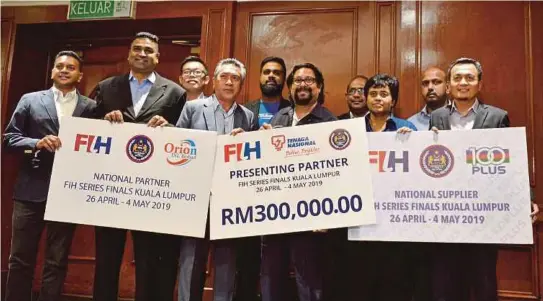  ?? BERNAMA PIC ?? MHC president Datuk Seri Subahan Kamal (centre) with sponsors for the FIH Series Finals yesterday.