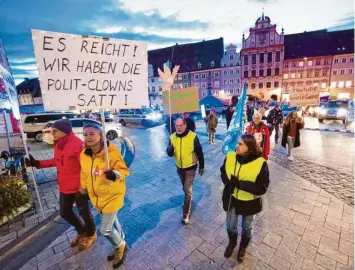  ?? Fotos: Christian Rudnik ?? Auch am Montag wurde wieder auf dem Hauptplatz protestier­t. Das sorgt wiederum für Gegenprote­st.