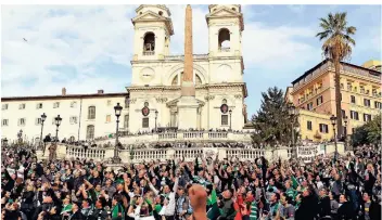  ?? FOTO: DPA ?? 21. Februar 2013: Tausende Gladbach-Fans bevölkern vor dem Spiel der Lazio die Spanische Treppe in Rom.
