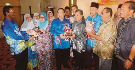  ?? [FOTO FARIZUL HAFIZ AWANG/BH] ?? Abdul Fattah (tengah) beramah mesra bersama sebahagian pesara guru pada majlis Perasmian dan Makan Malam Jasamu Dikenang, Pengetua Sekolah Malaysia Pahang di Pekan, semalam.