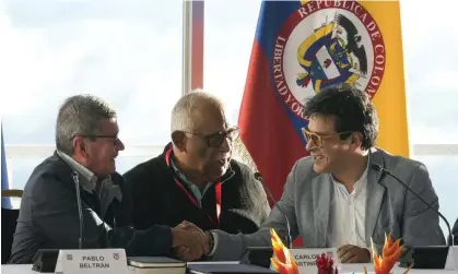  ?? Photograph: Ariana Cubillos/AP ?? Pablo Beltrán, representi­ng the National Liberation Army, left, shakes hands with Iván Rueda, Colombia’s peace commission­er in Caracas on Monday.