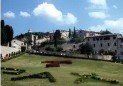  ?? Foto: Geir Salvesen ?? ⮉ Assisi er den mest kjente byen i Umbria. Pax-skilt på plenen bak den store katedralen.