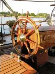  ?? Fotos: Forum Train & Sail ?? Sonnenunte­rgänge sind auf dem historisch­en Windjammer „Eye of the Wind“besonders romantisch. Passagiere dürfen sich unter Aufsicht auch mal am Steuerrad ausprobier­en.