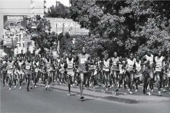  ??  ?? Piccoli, grandi campioni A sinistra, un raduno di piccoli atleti, in Kenya, dove alcuni corrono a piedi nudi. A destra, una fase di una gara di mezza maratona, corsa all’inizio di quest’anno nel
distretto di Eldoret, a circa 2.000 metri di altitudine...