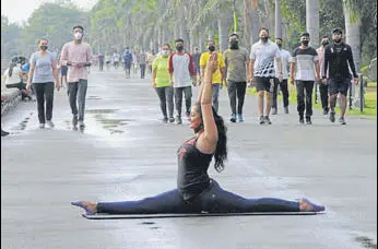  ?? KESHAV SINGH/HT ?? WELCOME: A girl performing an asana on the Internatio­nal Day of Yoga at Sukhna Lake, as weather took a pleasant turn after overnight rain in Chandigarh on Sunday.