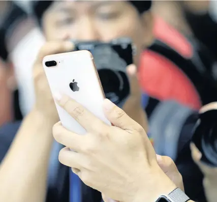  ?? Marcio Jose Sanchez ?? > People clamour for a look at the new iPhone 8 Plus after the new product announceme­nt at the Steve Jobs Theater on the new Apple campus, California, last night