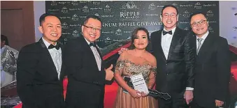  ??  ?? AWARDS. Mandani Bay and HTLand executives Audrey Villa, Jeffrey Lun, Gilbert Ang and Lee Chee Hoe presenting one of the sedan awards at the Mandani Bay Ripple Awards.