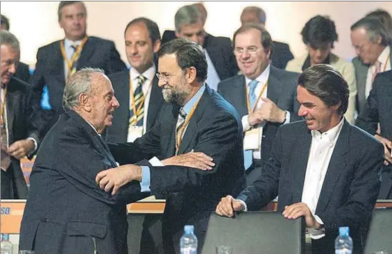  ?? DANI DUCH / ARCHIVO ?? Aquel octubre del 2004. Mariano Rajoy fue elegido presidente del Partido Popular en el congreso celebrado en octubre del 2004, después de la debacle electoral de marzo. En la imagen, junto a Manuel Fraga y José María Aznar