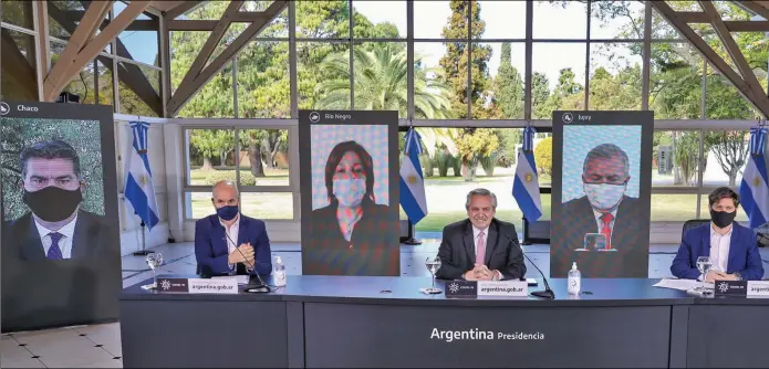  ?? FOTOS: PRESIDENCI­A ?? EN VIVO. El Presidente dio a conocer la extensión del aislamient­o junto a Rodríguez Larreta y Kicillof. Por videoconfe­rencia estuvieron Capitanich, Carreras y Morales.