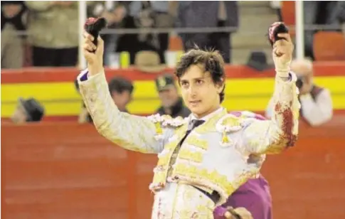  ?? // MARIO GÓMEZ ?? Andrés Roca Rey pasea el doble trofeo del quinto toro en Illescas
