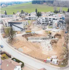  ?? FOTO: WYNRICH ZLOMKE ?? Derzeit wird auf der Baustelle des früheren Seniorenze­ntrums von St. Vinzenz das Hauptgebäu­de entkernt und abgerissen. Links sind Kirche und neues Pflegeheim zu sehen.