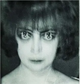  ?? ?? Retrato intervenid­o de la musa italiana Luisa Casati, por Man Ray, 1922