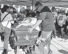  ?? LUIS VALTIERRRA /NOTICIAS ?? Ayer sepultaron a uno de los cinco jóvenes asesinados en Nuevo Laredo