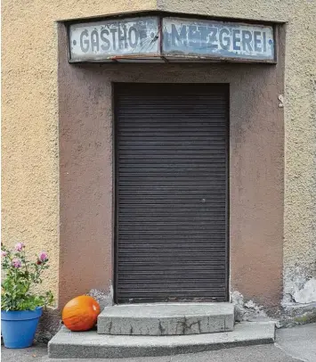  ?? Fotos: Karl Aumiller ?? Der Schriftzug ist verblichen, das „Deutsche Haus“in Zöschlings­weiler Geschichte. Seit 1836 war es in Besitz der Familie Steidle. Auch die Metzgerei gibt es nicht mehr. Die Familie führt aber noch einen Hofladen nebenan.