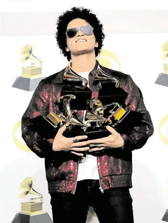  ?? Tolik cen Grammy za rok 2017 bude zdobit poličku zpěváka Bruna Marse. FOTO REUTERS ?? Šest gramofonků.