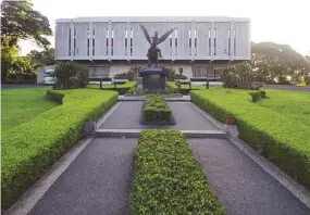  ?? Photos by ALEXANDRA CABRERA ?? The UPLB Main Library.