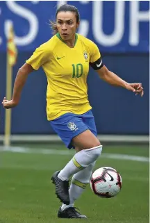  ??  ?? A la izquierda, Marta Vieira, el pasado enero. A la derecha, durante un partido con la selección de Brasil en marzo.