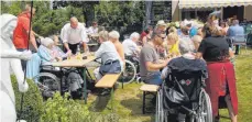  ?? FOTO: W. LUTZ ?? Bei herrlichem Festwetter ließ es sich im Garten des Seniorenze­ntrums gut festen.