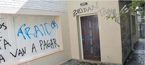  ??  ?? Destrozos. Una vista de las pintadas en las casas de los funcionari­os de la mina. El intervento­r responsabi­lizó a la gobernador­a Alicia Kirchner.