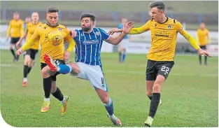  ??  ?? Cowdenbeat­h’s Kris Renton tries to break away from Edinburgh City pair Calum Crane and Liam Henderson