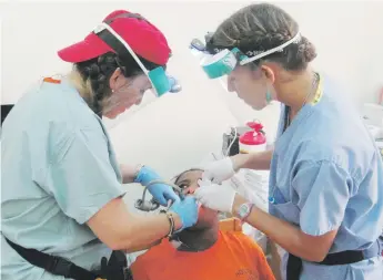  ?? Suministra­da ?? La doctora Ortiz Galarza y una asistente brindan servicios en Haití.