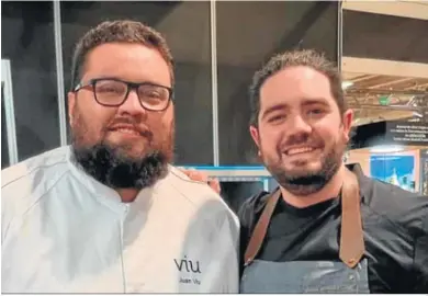  ?? COSAS DE COMÉ ?? Pedro Aguilera, a la derecha, junto a Juan Viu, cocinero barbateño que también estuvo entre los finalistas.