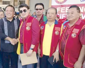  ??  ?? (From left) Presidenti­al spokespers­on Harry Roque, Henry Lim Bon Liong, Rey Lapid, Filipino-Chino Friendly Foundation Inc. PRO Zhou Yu and Loosin Yap