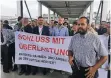 ?? FOTO: CSH ?? Özay Tarim von Verdi (r.) gestern beim Protest am Airport Düsseldorf.