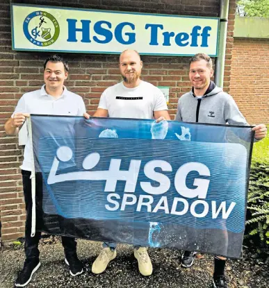  ?? Foto: HSG Spradow ?? Willkommen bei der HSG Spradow: Sport-vorstand Julian Brandt (l.) und Trainer Michael Boy (r.) mit Neuzugang Justin Penner.