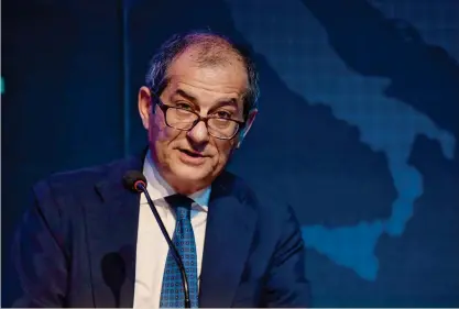  ?? IMAGOECONO­MICA ?? Economista. Giovanni Tria è ministro dell’Economia del governo Conte. Dopo il varo della nota di aggiorname­nto al Def dice: «Non ho mai minacciato le dimissioni»