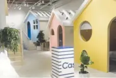  ??  ?? A Casper site has six mini-bedrooms where shoppers can try out the company’s mattresses, as well as its pillows and sheets.