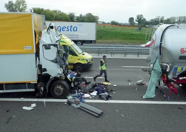  ??  ?? Lo scontro Nella foto di Angelo Sartori due dei camion coinvolti nell’incidente in autostrada