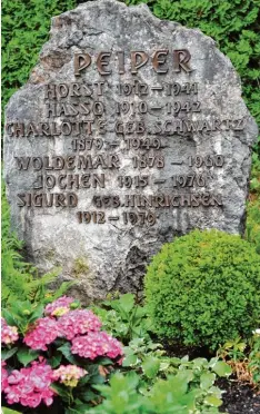  ?? Fotos: Thorsten Jordan ?? Auf der Grabplatte Jochen Peipers sind auch die Namen seiner Verwandten aufgelis tet. Wie viele wirklich dort begraben sind, weiß man nicht.