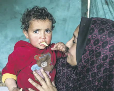  ?? ?? A Palestian woman and her child are seen at a refugee camp in Khan Younis, Gaza Strip, Palestine, March 7, 2024.