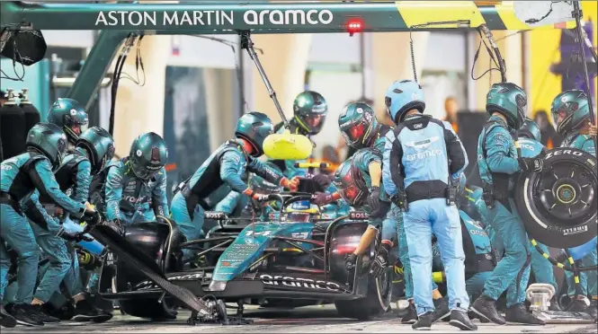  ?? ?? Fernando Alonso hace un ‘pit stop’ con el Aston Martin durante la carrera del GP de Bahréin, primera de la temporada, disputada el pasado sábado en el circuito de Sakhir.