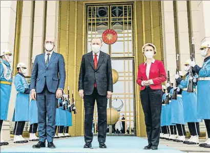  ?? DPA VÍA EUROPA PRESS / EP / ARXIU ?? El president turc rebent dimarts passat Charles Michel i Ursula von der Leyen a Ankara