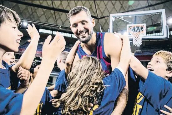  ?? XAVIER CERVERA ?? Nikola Mirotic, estrella de la sección de baloncesto blaugrana, está de parte de los capitanes